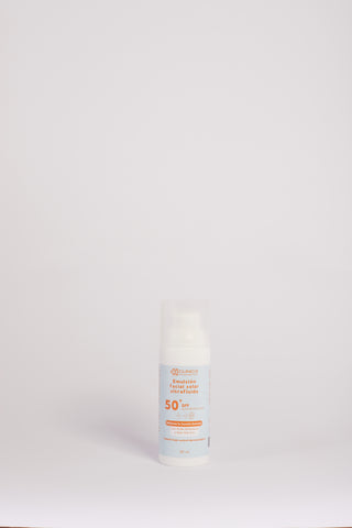 Emulsión solar ultraligera SPF50+ - HClinics Cosmetics